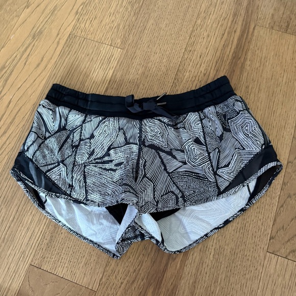 Lululemon hotty hot shorts in dotty tribe size 6 - Picture 3 of 5